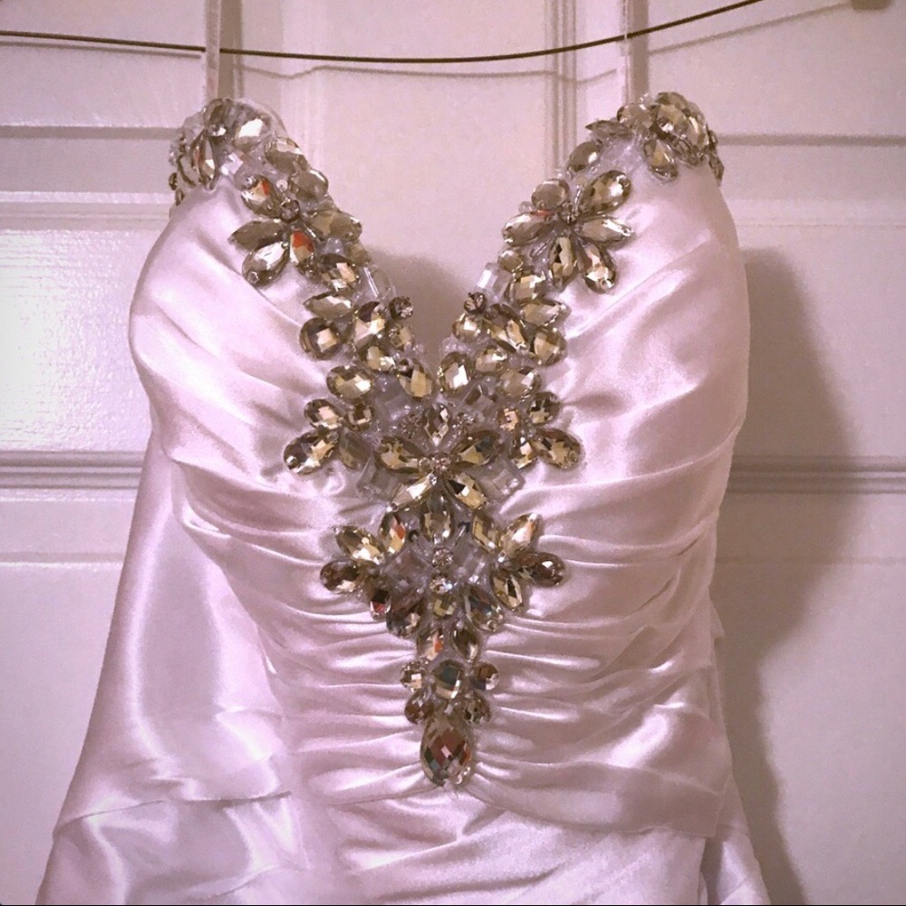 Beautiful white dress for prom or party night